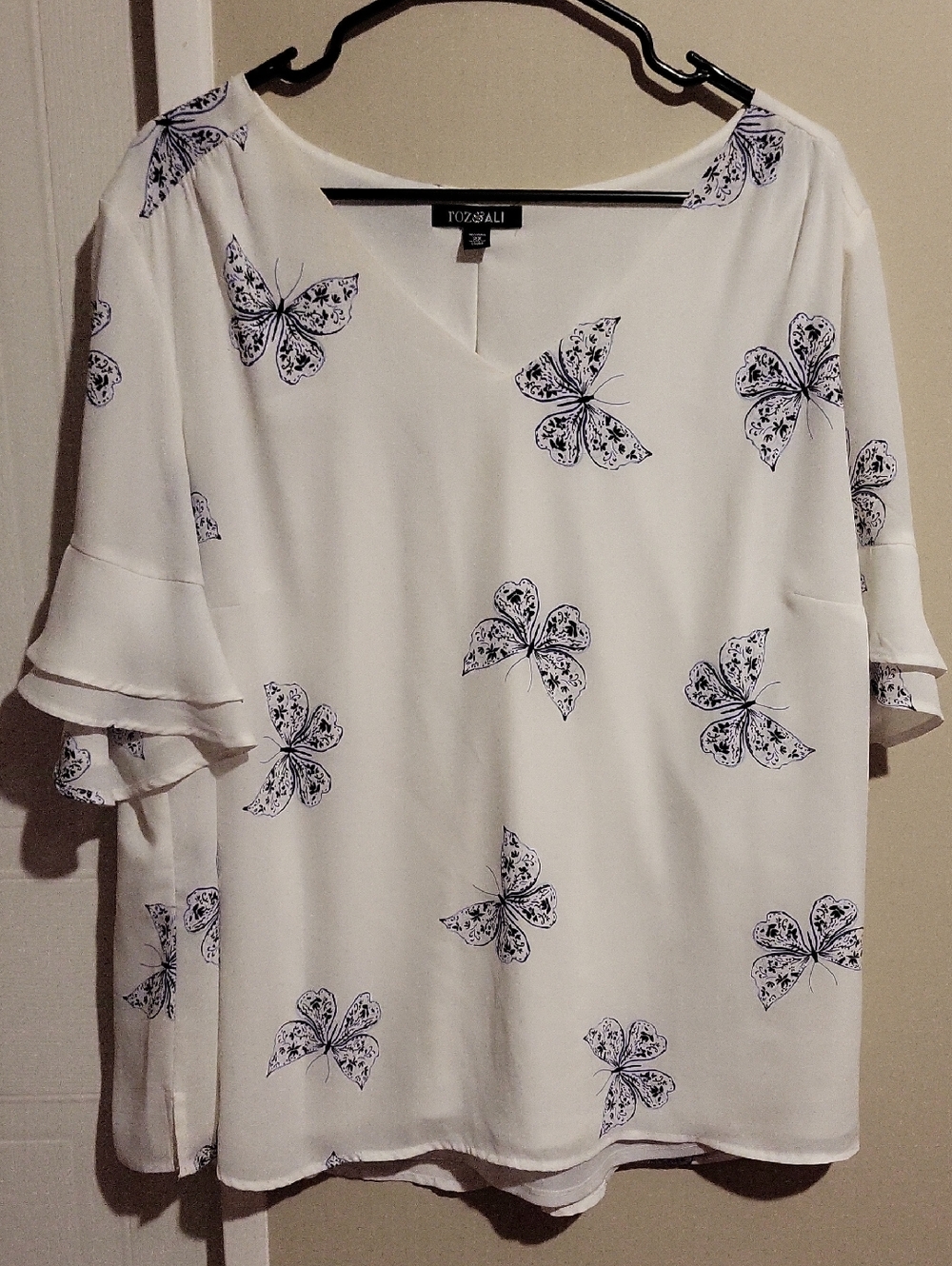 Roz & Ali White Butterfly Print Blouse